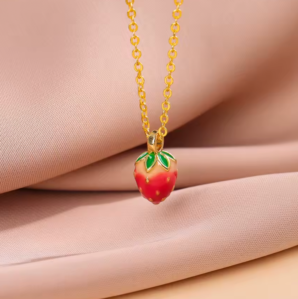 zarte Halskette mit kleiner Erdbeere (gold)