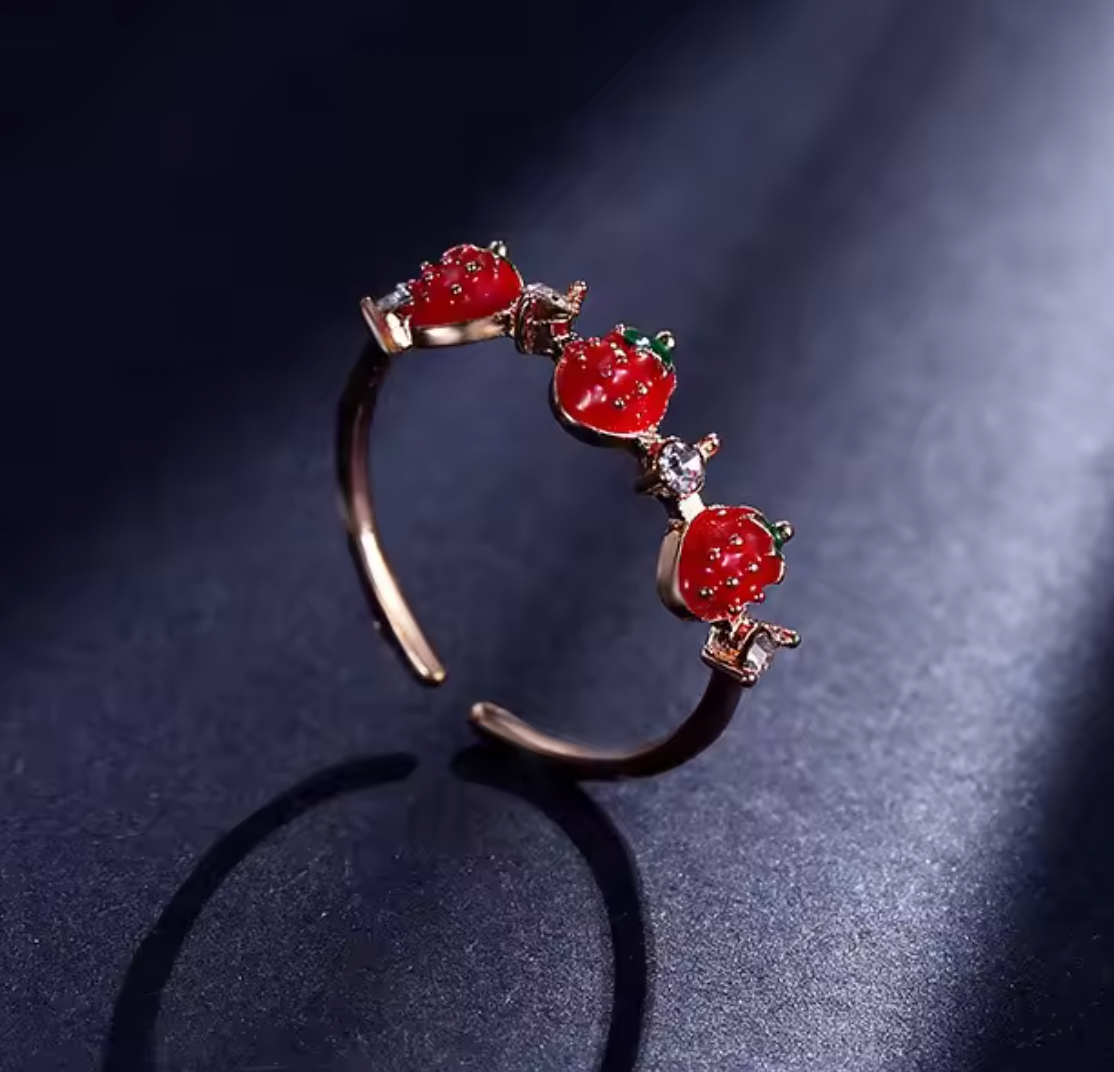 Ring mit drei kleinen Erdbeeren - verstellbare Größe